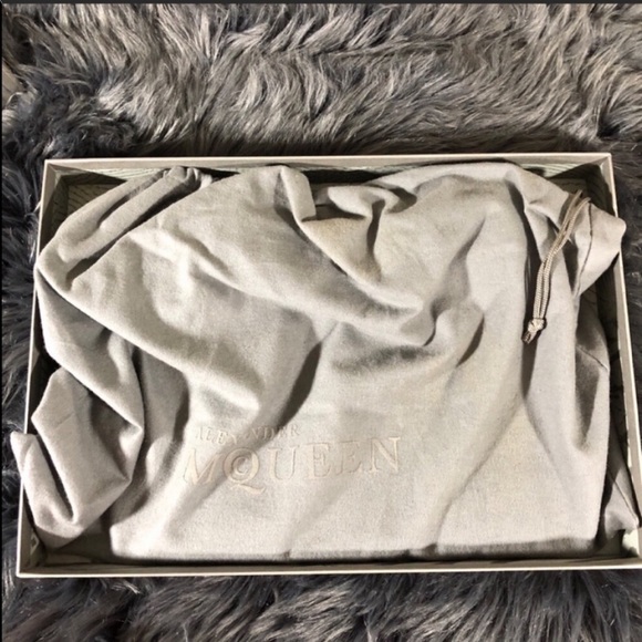 💕💬 ALEXANDER MCQUEEN Python Clutch♡ - Picture 9 of 10